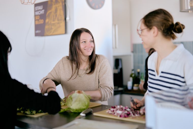 Female employees preparing salad for a shared lunch break at Salatgeschwistern.