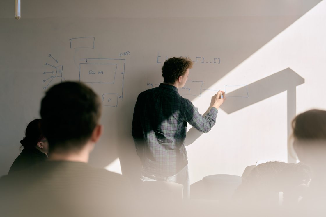 Workshop Situation, Mann zeichnet ans Whiteboard
