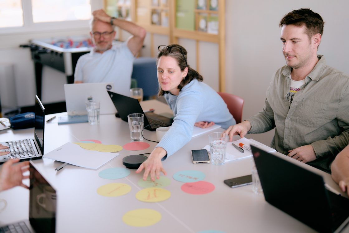 Team in einem Workshop zur Entwicklung digitaler Mobilitätslösungen