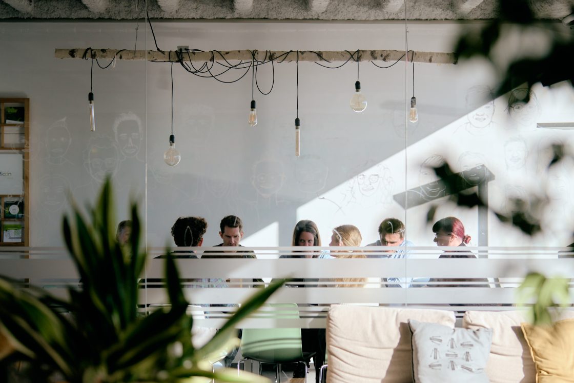 Mitarbeiter:innen bei einer Besprechung im modernen Office