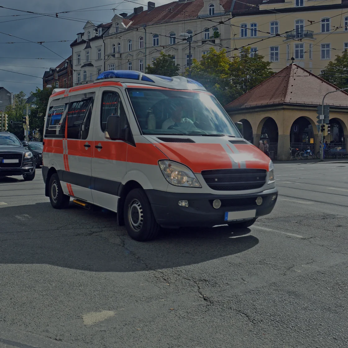 eine Ambulanz im Stadtverkehr