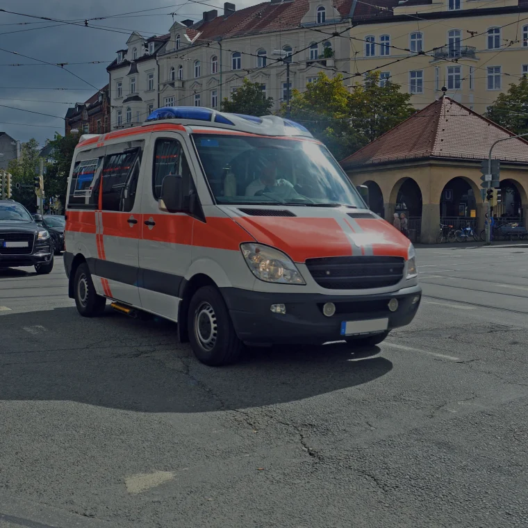 eine Ambulanz im Stadtverkehr