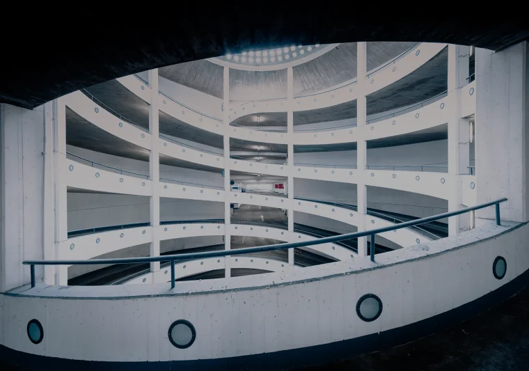 Blick in ein spiralförmig aufgebautes Parkhaus