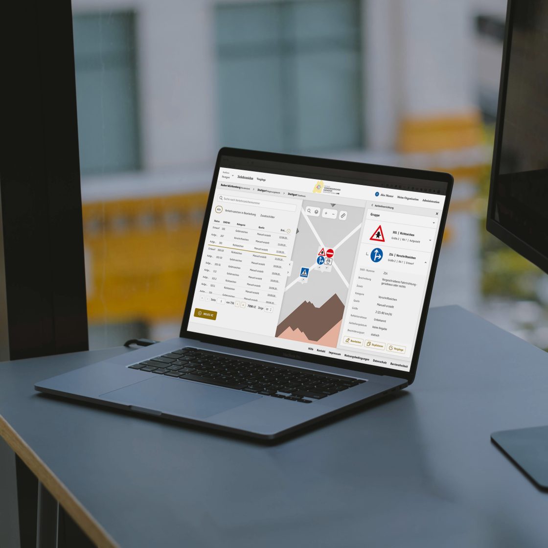Einblick in die Anwendung: Digitales Verkehrszeichenkataster. Die Anwendung ist geöffnet auf einem Laptop.