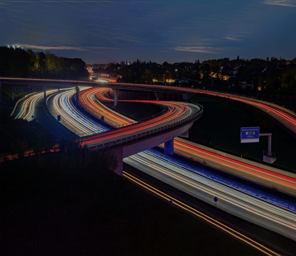 Autobahn bei Nacht, Langzeitbelichtung, bei der die Lichter der Autos verwischen