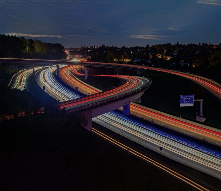 Autobahn bei Nacht, Langzeitbelichtung, bei der die Lichter der Autos verwischen